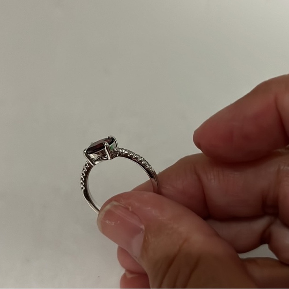Elegant Silver Ring with Red Gemstone - Picture 2 of 2